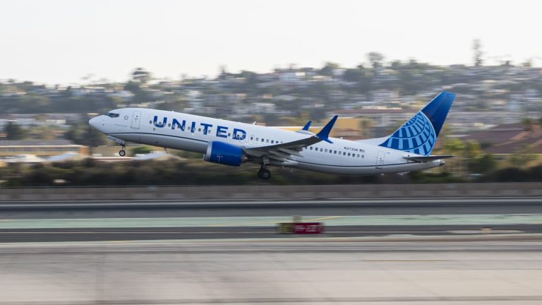 Breaking: United Airlines' summer earnings and profit outlook top estimates, but revenue falls short