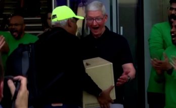 Apple CEO was presented with an original Macintosh. See his reaction | CNN Business