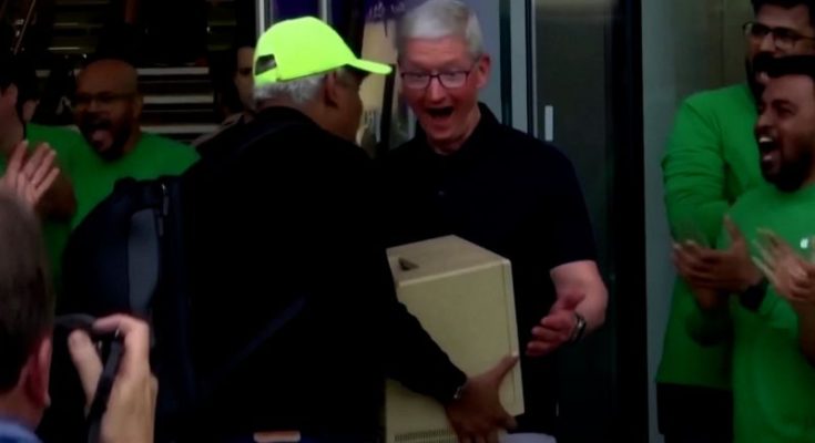 Apple CEO was presented with an original Macintosh. See his reaction | CNN Business
