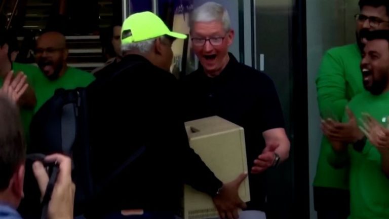Apple CEO was presented with an original Macintosh. See his reaction | CNN Business