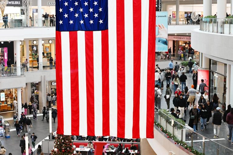 America's wealthiest shoppers are boosting spending — and the US economy — while lower earners pull back - atlantisthemes
