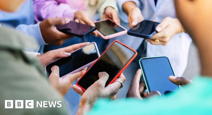 Apple and Samsung users in UK may be due share of £480m payout – Latest Tech News from AtlantisThemes