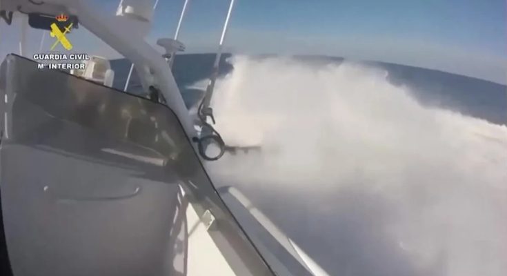 Spain seizes 1.7 tonnes of hashish after a high-speed sea chase
