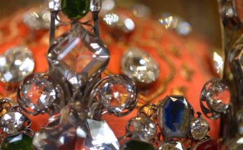 ‘What they care about is converting this into cash as quickly as possible’: Expert weighs in on Louvre raid | CNN