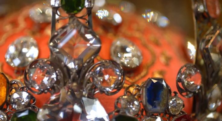 ‘What they care about is converting this into cash as quickly as possible’: Expert weighs in on Louvre raid | CNN