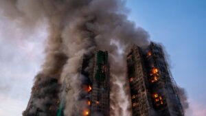 26-11-2025-China-Hongkong-Rauch-und-Flammen-steigen-auf-als-ein-Grossbrand-mehrere-Wohngebaeude-am-W.jpeg