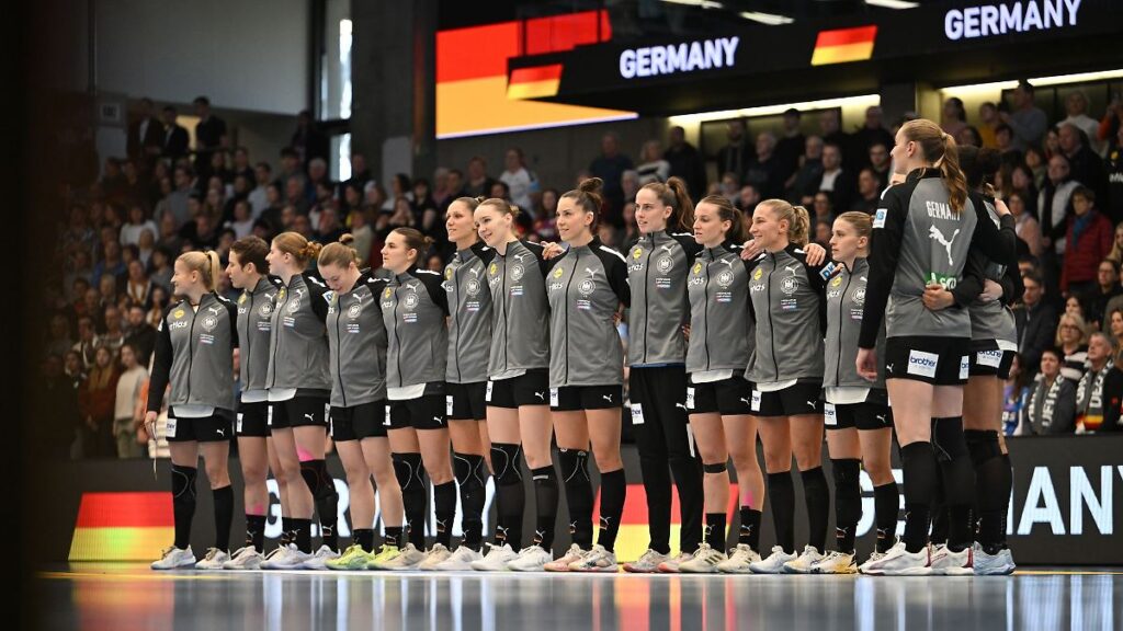 Die-deutschen-Handballerinnen-treffen-zum-WM-Start-auf-Island.jpg