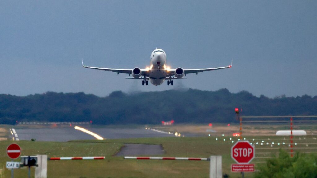 Ein-Flugzeug-startet-am-Flughafen-Koeln-Bonn-Themenbild-Symbolbild-Koeln-26-07.jpg