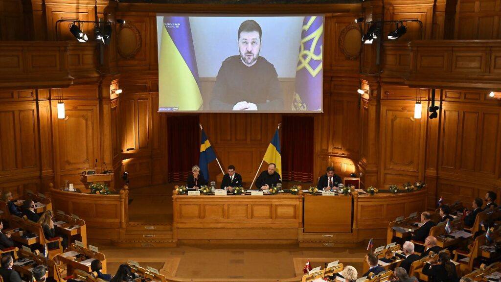 STOCKHOLM-SVERIGE-20251124-Ukrainas-president-Volodymyr-Zelenskyj-deltar-digitalt-under-det-parlamen.jpeg
