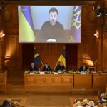 STOCKHOLM-SVERIGE-20251124-Ukrainas-president-Volodymyr-Zelenskyj-deltar-digitalt-under-det-parlamen.jpeg