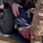 atlantisthemes - US federal agent in Chicago punches restrained man’s head on the ground