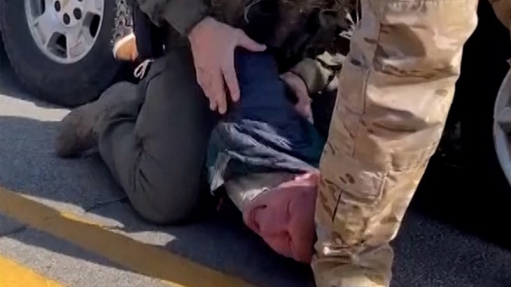 atlantisthemes - US federal agent in Chicago punches restrained man’s head on the ground