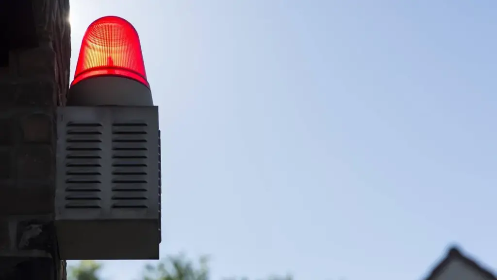 alarmanlage-nicht-immer-hilft-moderne-technik-gegen-einbrecher-besonders-profis-lassen-sich-durch-ei.webp