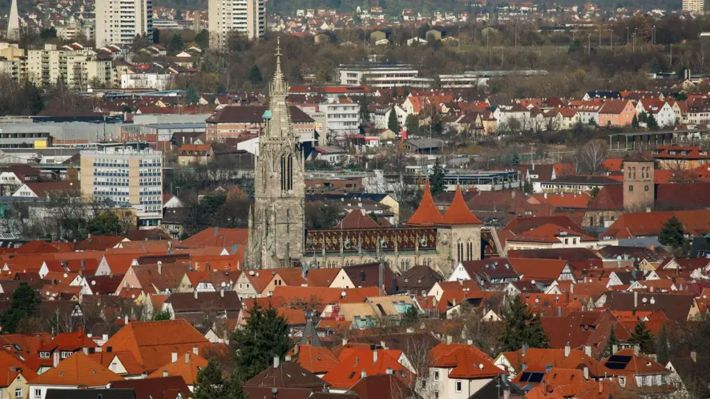 blick-auf-die-innenstadt-von-reutlingen-archivbild-die-polizei-ermittelt-nach-dem-fund-fuenf-toter-m.webp