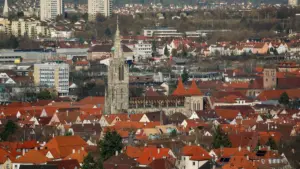 blick-auf-die-innenstadt-von-reutlingen-archivbild-die-polizei-ermittelt-nach-dem-fund-fuenf-toter-m.webp