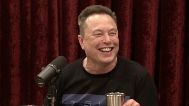 atlantisthemes - Elon Musk Tells Joe Rogan That He Will Demo a Flying Car by End of Year