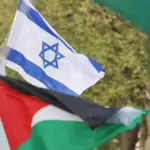 flaggen-von-israel-und-palaestina-archivbild-in-einer-berliner-u-bahn-soll-sich-ein-streit-ueber-den.webp