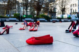 ftg_ipa54980692_scarpe_rosse_copntro_femminicidio.jpeg