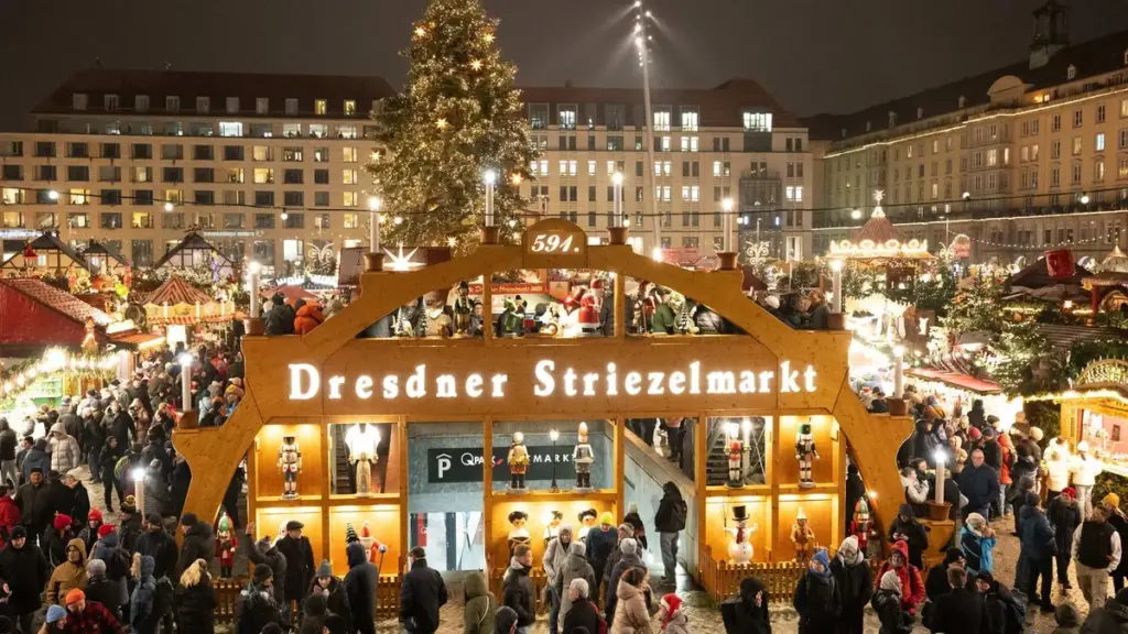 hell-erleuchtet-ist-ein-ueberdimensionaler-schwibbogen-auf-dem-591-dresdner-striezelmarkt-zur-eroeff.webp