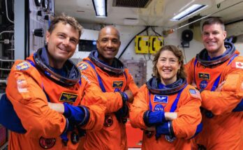 atlantisthemes - NASA Not Paying Moon Astronauts as They Prepare to Risk Their Lives