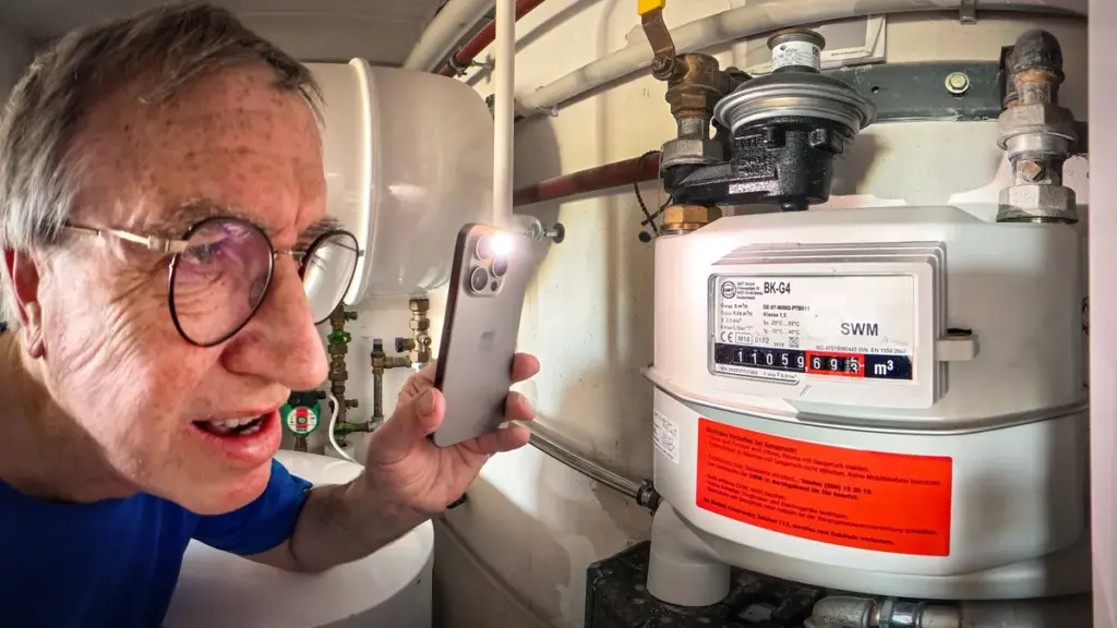 rentner-liest-gaszaehler-in-seinem-heizungsraum-ab-gasheizung-in-einer-privatwohnung-muenchen-novemb.webp