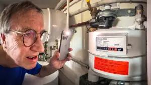 rentner-liest-gaszaehler-in-seinem-heizungsraum-ab-gasheizung-in-einer-privatwohnung-muenchen-novemb.webp