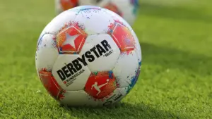 spielball-der-bundesliga-und-2-liga-symbolbild-am-wochenende-kam-es-im-deutschen-unterhaus-zu-einem.webp