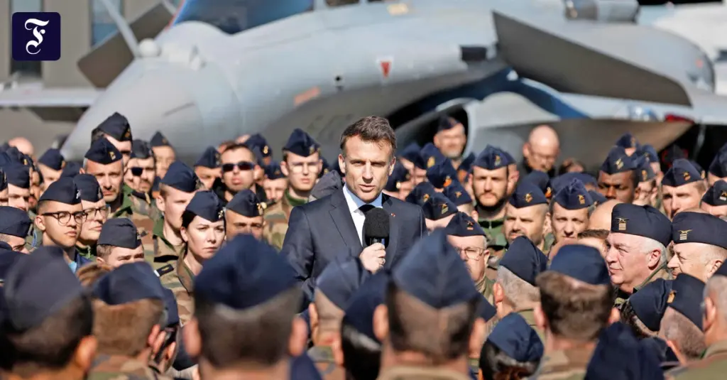 unter-soldaten-macron-im-maerz.webp.webp