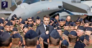 unter-soldaten-macron-im-maerz.webp.webp