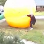atlantisthemes - Mom scrambles to control giant inflatable pumpkin