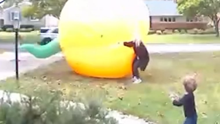 atlantisthemes - Mom scrambles to control giant inflatable pumpkin