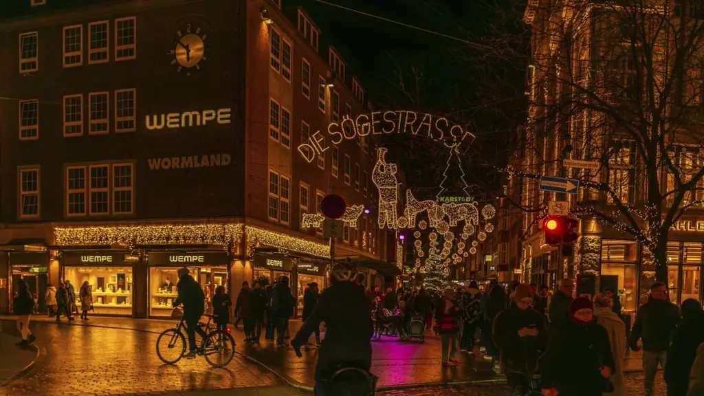 weihnachtsbeleuchtung-der-soegestrasse-hansestadt-bremen-einkaufsstrasse-in-der-altstadt-weihnachtli.webp